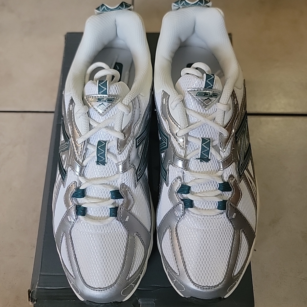 610 Silver reflection New Balance‎ Women's White and Silver Sneakers